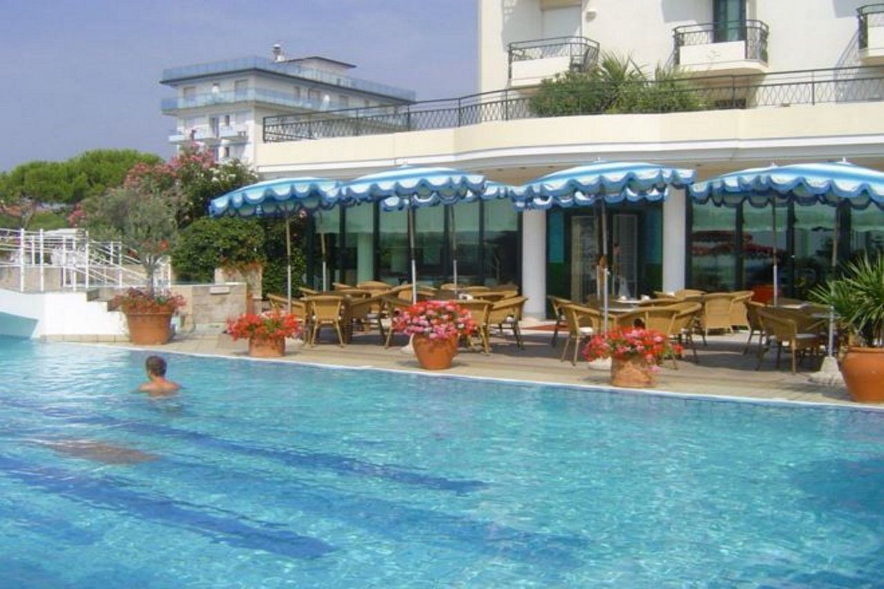 Ruhl Beach Hotel & Suites ليدو دي يسولو المظهر الخارجي الصورة